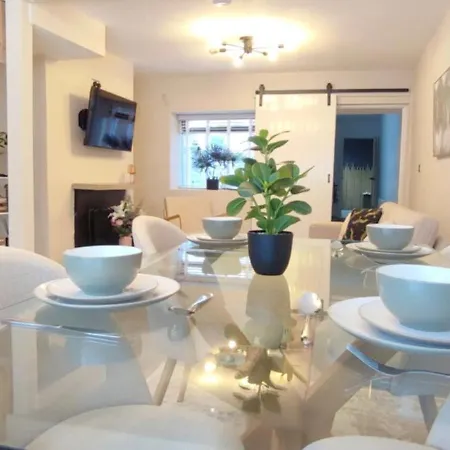 Modern Two Bedroom In The Heart Of * Dundalk