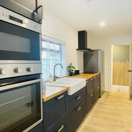 Modern Two Bedroom In The Heart Of *