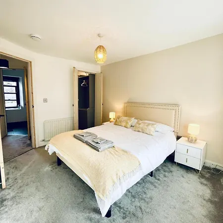 Modern Two Bedroom In The Heart Of