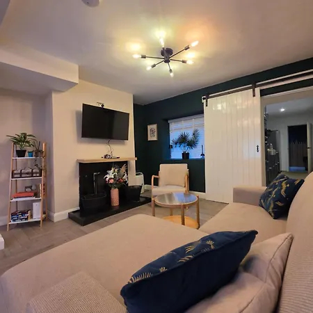 Modern Two Bedroom In The Heart Of Dundalk